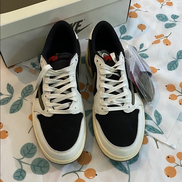 Jordan 1 Retro OG x Travis Scott Low Sneakers - Picture 2 of 9